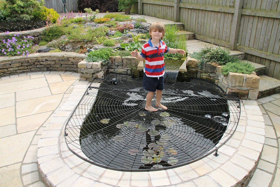 Ensure the safety of children with pond safety cover