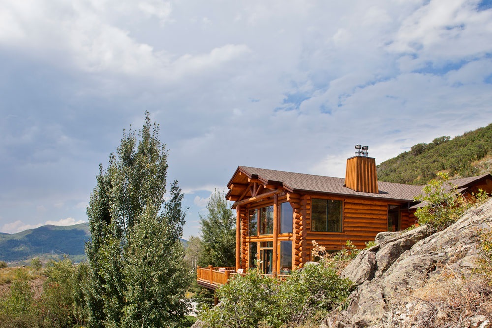 Pros and Cons of Log Homes: 6 Things to Consider 