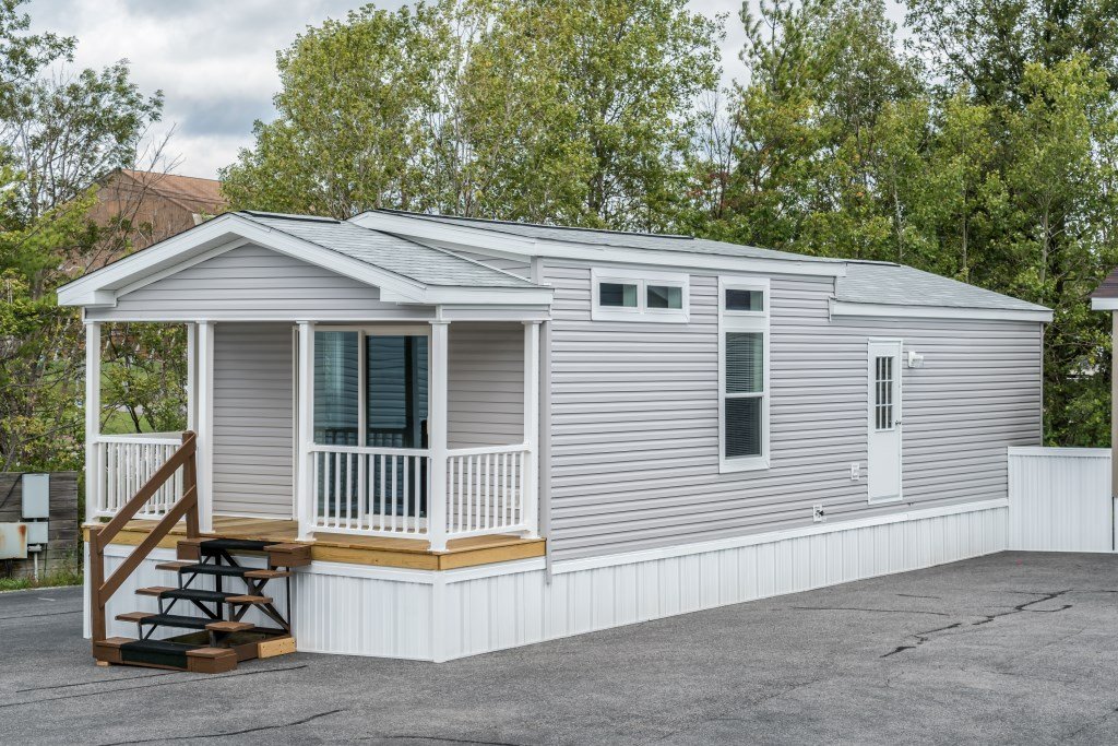 How Do Professionals Replace A Roof On A Mobile Home?